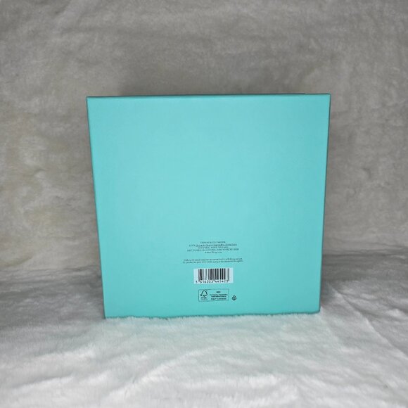 Tiffany.  Gift box perfect condition 8"1/2×8"1/2×4"1/2 - Picture 2 of 2